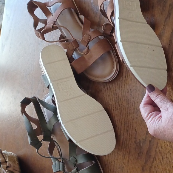 Shoe bundle Womens sandals time and tru olive and tan color size 10 never worn - Picture 3 of 5
